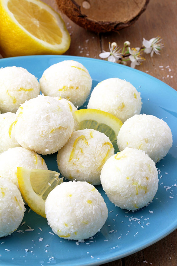 These Coconut Lemon Protein Bliss Balls are very healthy, easy to prepare and so delicious. Do you like coconut? How about lemon? I love this combination ?