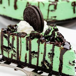 For all of you Oreo fans I have a great suggestion for a dessert – Easy No Bake Oreo Mint Cheesecake. It is a simple, light and refreshing cheesecake ♥