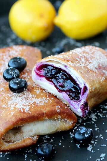 Chimichangas with cream cheese and blueberry sauce - a recipe for perfectly tasty Blueberry Cheesecake Chimichangas ♥
