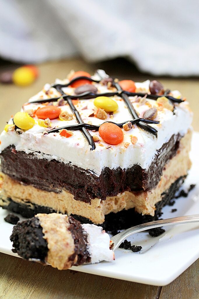 Reese‘s Pieces Peanut Butter Chocolate Lasagna - Sweet Spicy Kitchen