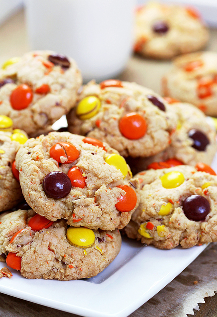 Reese‘s Pieces Cookies-crunchy outside, soft inside- perfect fall cookies in Halloween colors. 