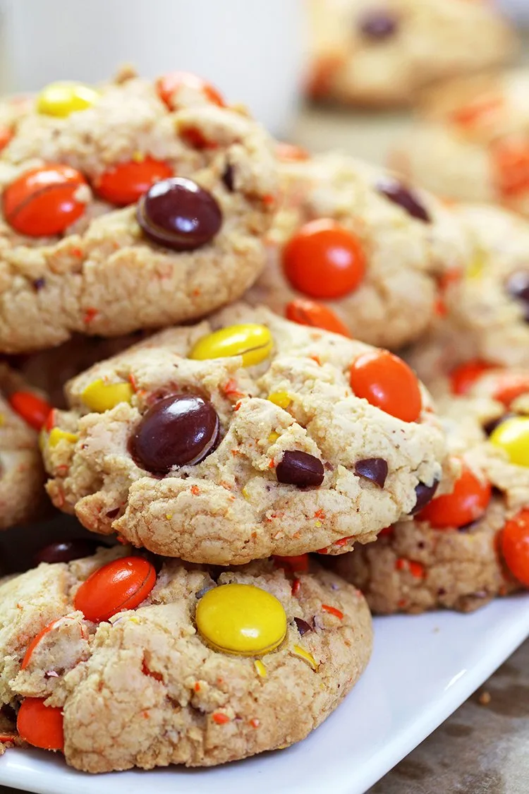 Reese‘s Pieces Cookies - crunchy outside, soft inside - perfect fall cookies in Halloween colors.