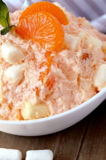 Creamsicle Orange Cheesecake Fluff Salad – this refreshing quick and easy salad is one of my favorite desserts. Cream cheese, Greek yogurt, orange juice and cool whip make this salad so creamy. Marshmallow melts in your mouth and mandarin oranges make it refreshing.