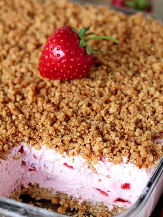 This refreshing, creamy, frozen dessert made with fresh strawberries and a crunchy graham cracker layer, topped with graham cracker crumbs is very quick and easy to prepare.