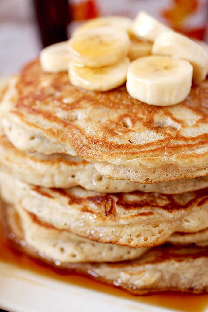 How to make perfect, homemade fluffy Banana Pancakes? It´s actually really quick and easy. For this recipe, you´ll need a couple of simple ingredients that can be found in every kitchen. Take some time to prepare a delicious breakfast and make your weekend complete.