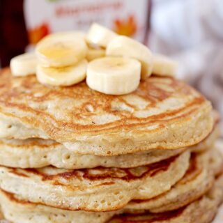 How to make perfect, homemade fluffy Banana Pancakes? It´s actually really quick and easy. For this recipe, you´ll need a couple of simple ingredients that can be found in every kitchen. Take some time to prepare a delicious breakfast and make your weekend complete.