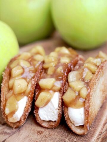 Apple Cheesecake Tacos – crunchy cinnamon sugar tortilla shells, filled with cheesecake filling and covered with homemade apple pie filling are simply perfect. This very tasty dessert is ideal for upcoming fall days.