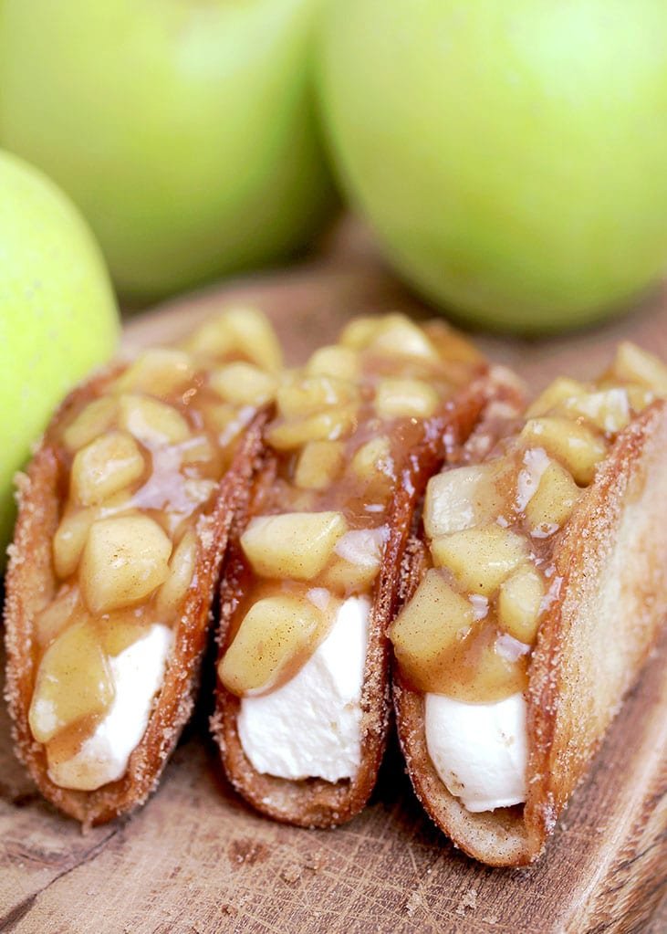 Apple Cheesecake Tacos – crunchy cinnamon sugar tortilla shells, filled with cheesecake filling and covered with homemade apple pie filling are simply perfect. This very tasty dessert is ideal for upcoming fall days.