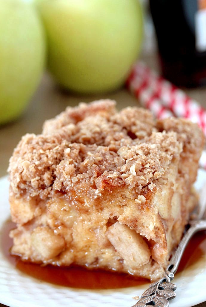 Apple French Toast Bake – this is a recipe for a delicious breakfast that is easy to prepare and is perfect for fall days. Pieces of bread are soaked in the mixture of eggs, milk, heavy cream, vanilla and apple pie filling and then topped with cinnamon, oat and brown sugar, covered with maple syrup – a perfect way to start your day.