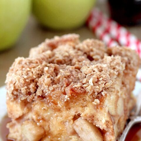 Apple French Toast Bake – this is a recipe for a delicious breakfast that is easy to prepare and is perfect for fall days. Pieces of bread are soaked in the mixture of eggs, milk, heavy cream, vanilla and apple pie filling and then topped with cinnamon, oat and brown sugar, covered with maple syrup – a perfect way to start your day.
