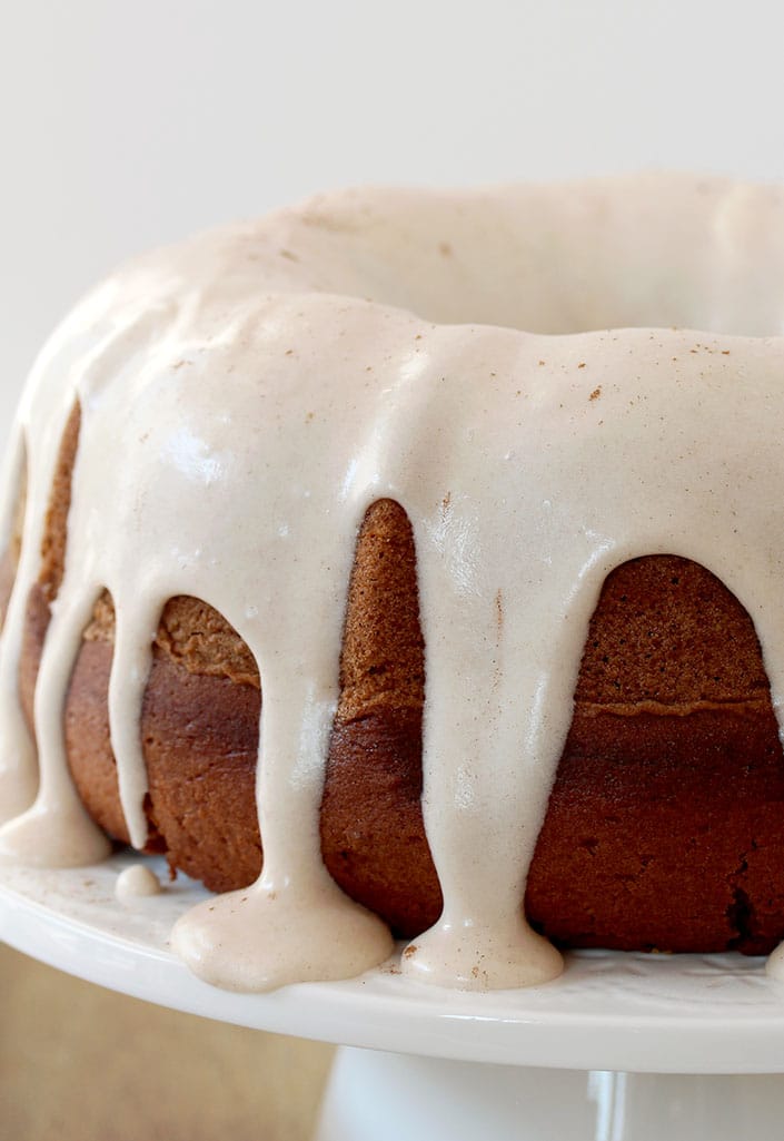 Pumpkin Bundt Cake with Cinnamon Cream Cheese Frosting is the recipe for delicious and easy, moist and spicy pumpkin cake – perfect for Halloween, or any other occasion during the pumpkin season