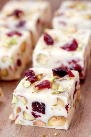This quick and easy Cranberry Pistachio Fudge made of white chocolate, sweet condensed milk, dried cranberries and pistachios are just perfect for holidays like Thanksgiving, Christmas, New Year´s Eve…