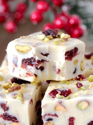 This quick and easy Cranberry Pistachio Fudge made of white chocolate, sweet condensed milk, dried cranberries and pistachios are just perfect for holidays like Thanksgiving, Christmas, New Year´s Eve…