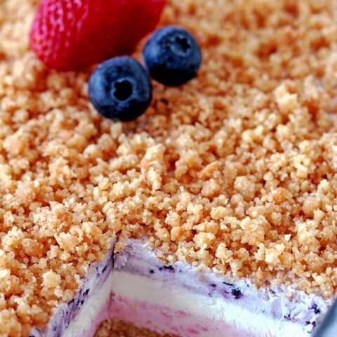 Strawberry Blueberry Frozen Dessert is a delicious layered summer treat, made of graham crackers crust, creamy strawberry layer, white layer, blueberry one and it´s all topped with graham cracker crumbs. This delicious, creamy frozen dessert is perfect for July 4th