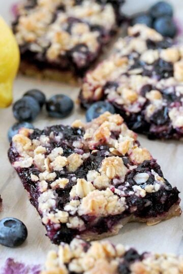 Easy Blueberry Oatmeal Crumble Bars - this is one of those recipes that are very easy to prepare, they're delicious and you need only a few simple ingredients to enjoy its taste. It consists of a crunchy oatmeal layer, juicy blueberry filling and oatmeal crumble topping that make a perfect match.