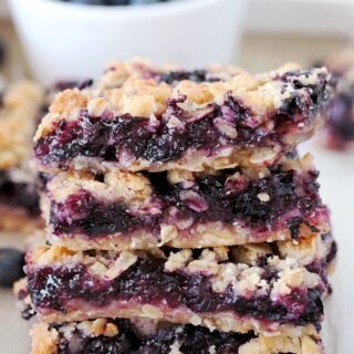 Easy Blueberry Oatmeal Crumble Bars – this is one of those recipes that are very easy to prepare, they’re delicious and you need only a few simple ingredients to enjoy its taste. It consists of a crunchy oatmeal layer, juicy blueberry filling and oatmeal crumble topping that make a perfect match.