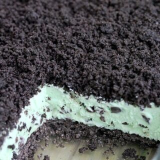 Mint Chocolate Chip Frozen Dessert – Oreo layer, mint, chocolate chips filling, all topped with Oreo crumbs make this dessert amazing. This frozen, refreshing mint dessert is so easy to prepare.