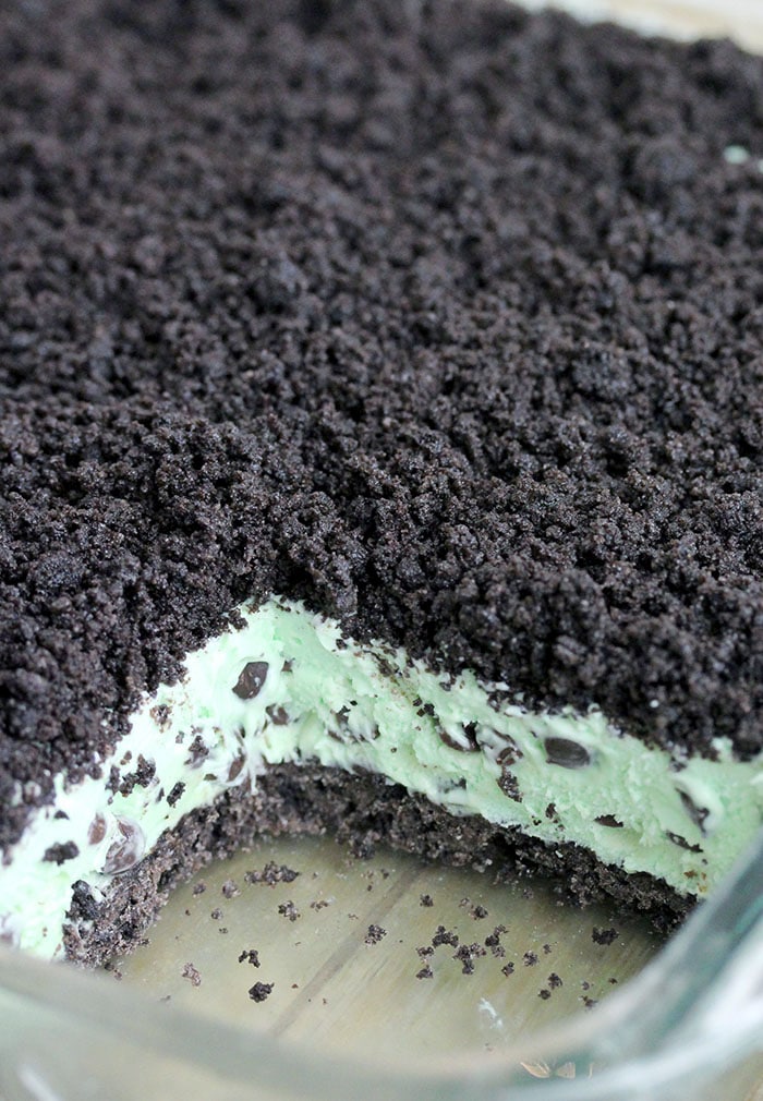 Mint Chocolate Chip Frozen Dessert – Oreo layer, mint, chocolate chips filling, all topped with Oreo crumbs make this dessert amazing. This frozen, refreshing mint dessert is so easy to prepare.