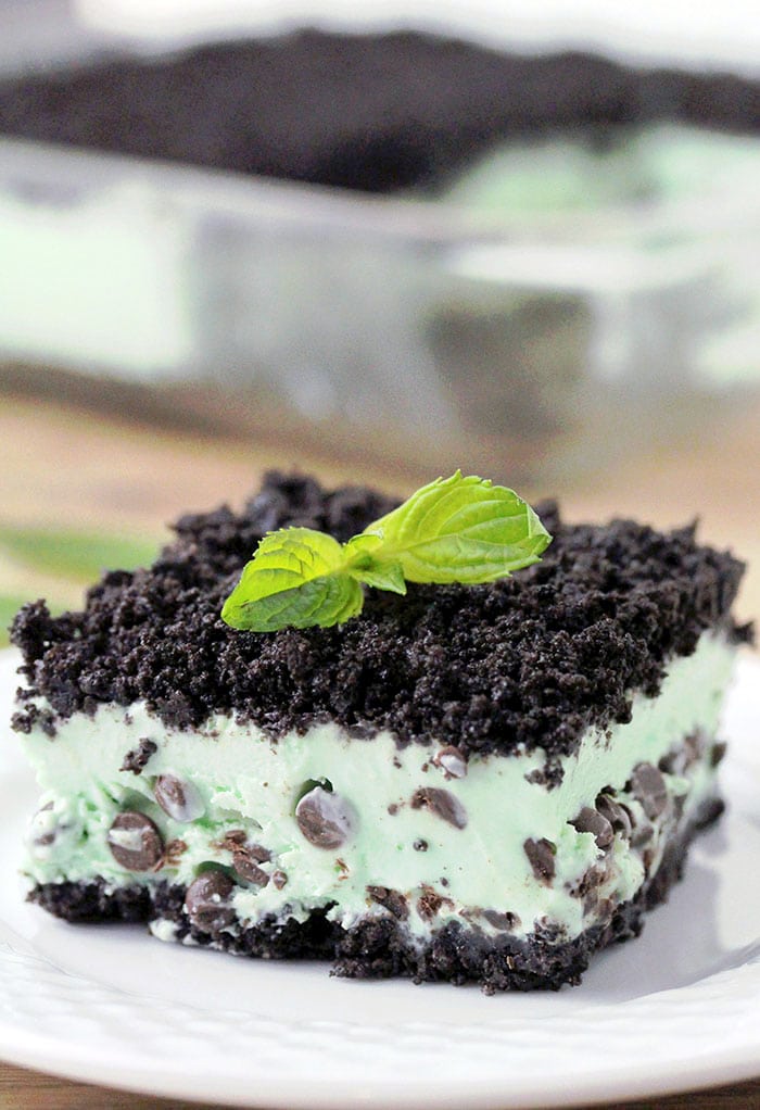 Mint Chocolate Chip Frozen Dessert – Oreo layer, mint, chocolate chips filling, all topped with Oreo crumbs make this dessert amazing. This frozen, refreshing mint dessert is so easy to prepare. 