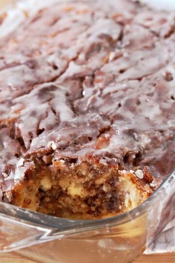 Apple Cinnamon Roll Cake - this homemade cake is a perfect fall dessert so easy to prepare and it´s filled with juicy apples with buttery cinnamon brown sugar swirl and vanilla glaze drizzle over the top. Apple Cinnamon Roll Cake can be eaten for breakfast, brunch, as a coffee cake or a delicious dessert.
