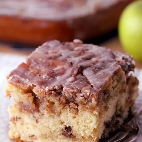 Apple Cinnamon Roll Cake – this homemade cake is a perfect fall dessert so easy to prepare and it´s filled with juicy apples with buttery cinnamon brown sugar swirl and vanilla glaze drizzle over the top. Apple Cinnamon Roll Cake can be eaten for breakfast, brunch, as a coffee cake or a delicious dessert.