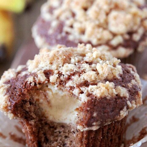 Cheesecake Banana Bread Muffins – moist and soft banana muffins, filled with cheesecake and buttery brown sugar crumble topping are so easy to make and their taste is incredible.