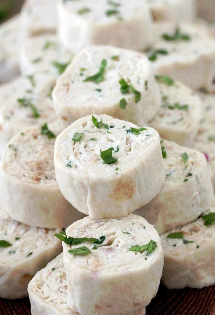 Creamy Chicken Tortilla Pinwheels – these delicious, quick and easy appetizer bites are actually tortillas filled with cream cheese, sour cream, mozzarella, chicken, onion and cilantro, seasoned with black pepper and garlic, then rolled up and sliced