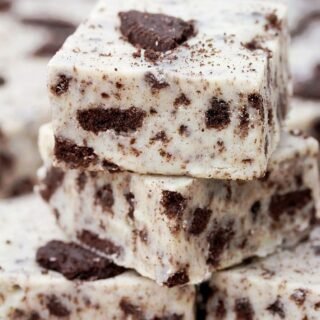 Quick and Easy Oreo fudge - It takes only 15 minutes and only 4 ingredients to make this simple dessert, that is sooo delicious and just perfect for Christmas.  All you need are: Oreo cookies, white chocolate chips, sweetened condensed milk and vanilla extract to get this simple, but irresistible dessert.