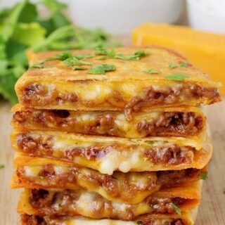 Easy Cheesy Ground Beef Quesadillas – you will love this easy dinner recipe, especially if you are a fan of Mexican comfort food. These tortillas filled with two types of melted cheese and juicy, ground beef filling, seasoned and cooked in a frying pan are so quick and easy to prepare and their taste is amazing.