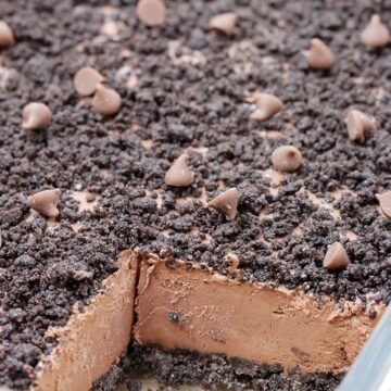 Easy Chocolate Frozen Dessert – a creamy no bake dessert with perfect chocolate flavor. This time the perfect chocolate flavor comes in the form of a frozen dessert with Oreo layer, followed by creamy chocolate filling and topped with Oreo crumbs and chocolate chips – very delicious dessert with rich chocolate taste.