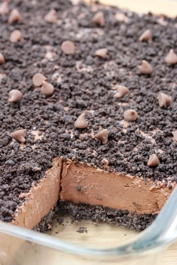 Easy Chocolate Frozen Dessert – a creamy no bake dessert with perfect chocolate flavor. This time the perfect chocolate flavor comes in the form of a frozen dessert with Oreo layer, followed by creamy chocolate filling and topped with Oreo crumbs and chocolate chips – very delicious dessert with rich chocolate taste.
