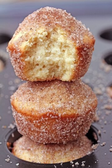 French Breakfast Puffs – these soft vanilla muffins, dipped into butter and coated with sugar and cinnamon are quick and delicious – in a word perfect breakfast. They’re great choice for Christmas breakfast or brunch , too.