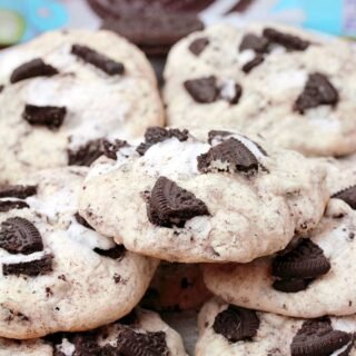 Oreo Cheesecake Cookies – these delicious cookies made with cream cheese and Oreo, that are so easy to make will complete your Christmas cookies plate. These incredible cookies melt in your mouth, while Oreo makes them crunchy at the same time.