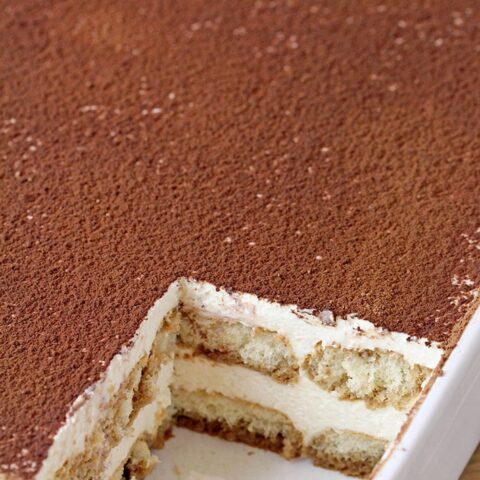 Irish Cream Tiramisu – Ladyfingers dipped in coffee and Baileys, filled with cream made of mascarpone cheese, heavy whipping cream and Baileys and topped with cocoa powder is a true delight. If you like Tiramisu, make sure to try this recipe. It is a slightly different version of classical Tiramisu and it’s perfect for St Patrick’s Day.