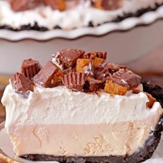 Frozen Peanut Butter Cup Pie – Oreo crust, creamy peanut butter layer, whipped cream layer, topped with chopped Reese’s peanut butter cups will be a pleasant surprise for all peanut butter fans. This frozen pie is quick and easy to prepare and it’s a real refreshment for hot summer days. However, I like to make it all year round.