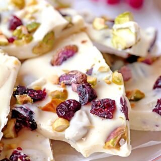 Cranberry Pistachio White Chocolate Bark – is a quick and easy Christmas dessert, ready in 30 minutes! These festive barks with green pistachios, red cranberries and white chocolate are a perfect Christmas treat.
