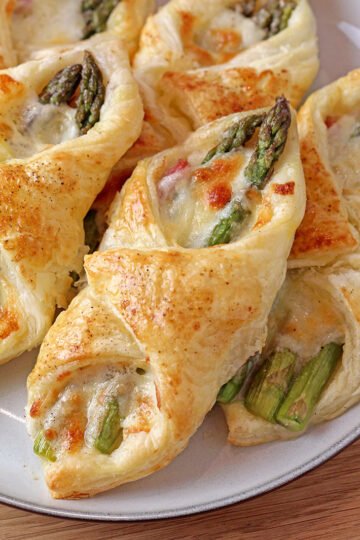 These Prosciutto Asparagus Puff Pastry Bundles are one of the easiest and most delicious appetizers I have ever made and they will surely knock you off your feet. Prosciutto, fresh asparagus, mozzarella and parmesan are all tucked in a flaky, buttery puff pastry and have a very rich taste.