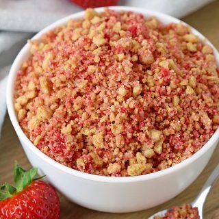 Homemade Strawberry Crunch – it takes only 3 ingredients and 15 minutes of your time to make this perfect crunchy topping for your favorite desserts. It is also called strawberry shortcake crumble. Add it to your yoghurt, sprinkle over ice – cream, pie, cheesecake, cupcake or your favorite cake and you can enjoy its incredibly crunchy taste.