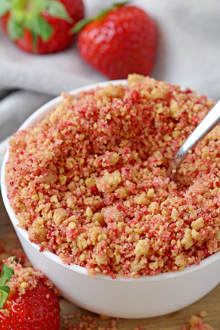 Homemade Strawberry Crunch – it takes only 3 ingredients and 15 minutes of your time to make this perfect crunchy topping for your favorite desserts. It is also called strawberry shortcake crumble. Add it to your yoghurt, sprinkle over ice – cream, pie, cheesecake, cupcake or your favorite cake and you can enjoy its incredibly crunchy taste.