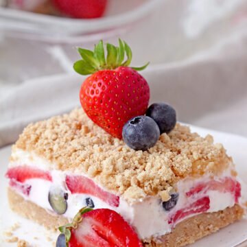 Easy Berry Dream Dessert – this quick and easy no bake dessert with buttery graham cracker crust, creamy filling made of cream cheese, butter, whipped cream, fresh blueberries and strawberries, topped with graham crackers crumbs is the right choice for the 4th of July, as well as for the entire spring and summer season.