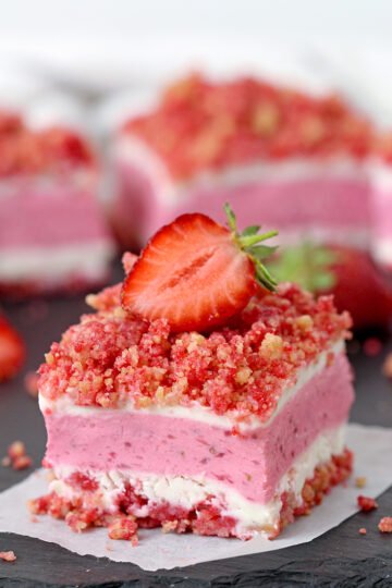 Strawberry Crunch Frozen Dessert – super quick and easy dessert, perfect for hot summer days. Strawberry crunch as the base layer and topping with creamy frozen strawberry filling – what a combination!
