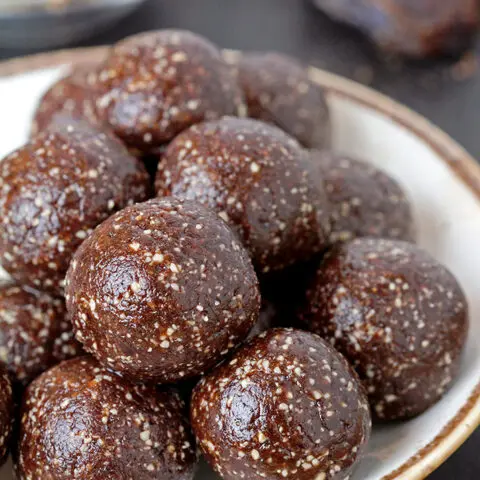 Chocolate Date Energy Balls – only 5 ingredients and 5 minutes of your time is all you need to prepare these delicious healthy bites. A super quick and easy no bake recipe, freezer-friendly, prepare it in no time and enjoy their amazing taste whenever you want. No sugar added, yet very sweet, made with healthy ingredients. These balls are a perfect snack for the whole family, they are vegan, raw and gluten free.