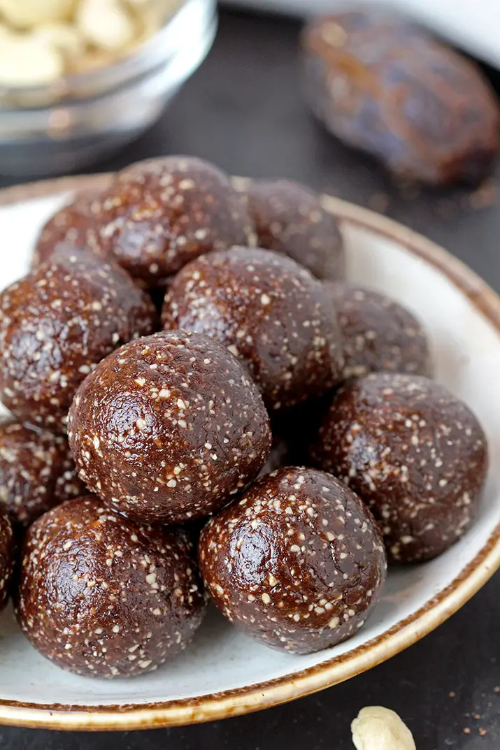 Chocolate Date Energy Balls – only 5 ingredients and 5 minutes of your time is all you need to prepare these delicious healthy bites. A super quick and easy no bake recipe, freezer-friendly, prepare it in no time and enjoy their amazing taste whenever you want. No sugar added, yet very sweet, made with healthy ingredients. These balls are a perfect snack for the whole family, they are vegan, raw and gluten free.