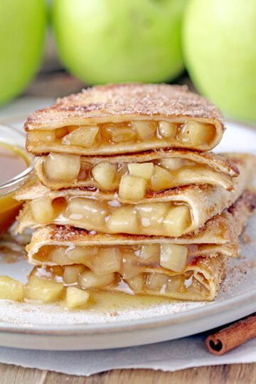 Apple Pie Quesadillas – crunchy cinnamon sugar tortillas filled with apple pie filling and caramel sauce, a quick and easy recipe with only 6 ingredients. Serve them with a scoop of vanilla ice – cream or whipped topping and you’ll enjoy every bite – they’re sooo delicious.