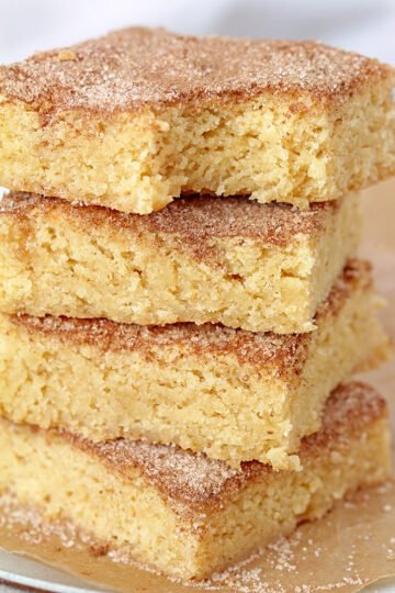 Easy Snickerdoodle Blondies – these soft and chewy blondies with cinnamon sugar topping are very tasty and ready in only 45 minutes! This is a great recipe for holiday season baking, perfect for Thanksgiving or Christmas.