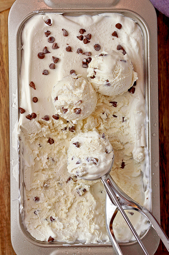 Bailey’s Chocolate Chip Ice Cream – it takes only 10 minutes to prepare this decadent homemade no churn ice-cream with Bailey’s and chocolate chips. It’s creamy and perfect for hot summer days, as well as special occasions like St. Patrick’s day or even Christmas. 