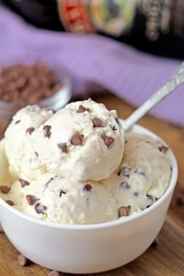 Bailey’s Chocolate Chip Ice Cream – it takes only 10 minutes to prepare this decadent homemade no churn ice-cream with Bailey’s and chocolate chips. It’s creamy and perfect for hot summer days, as well as special occasions like St. Patrick’s day or even Christmas.