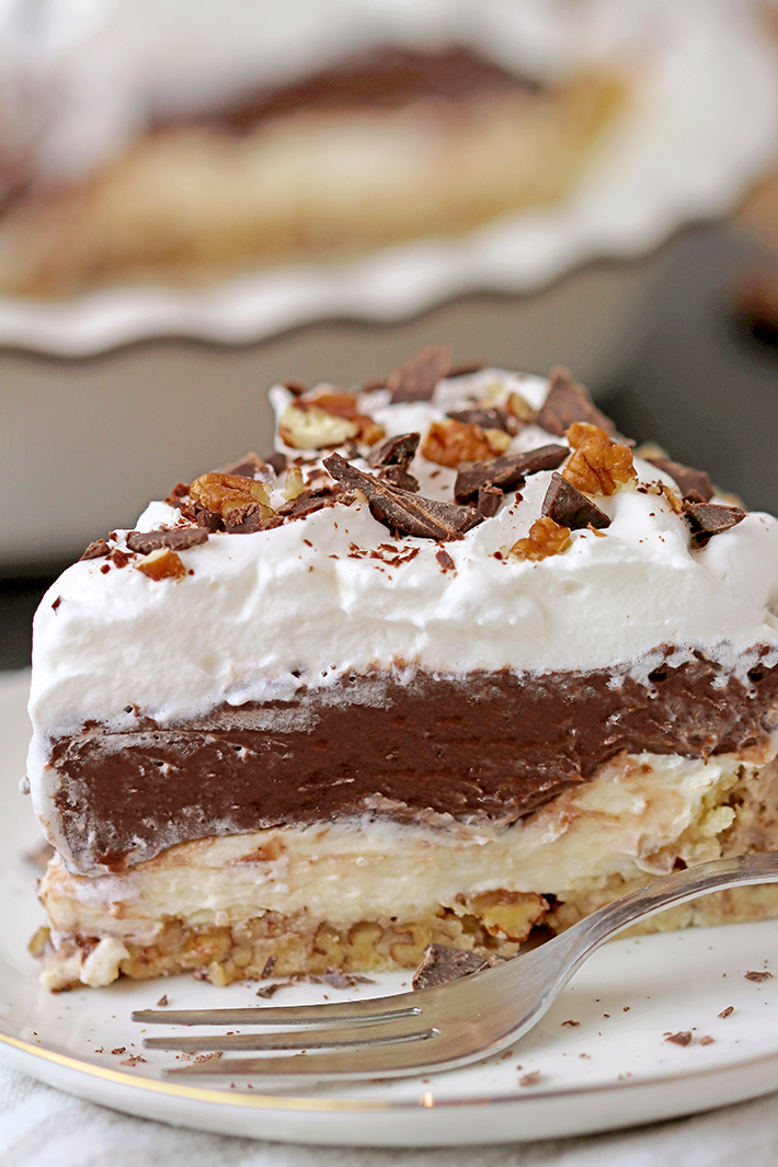 Arkansas Possum Pie – this easy southern pie with 4 layers is perfect for upcoming holidays. Prepare it for Thanksgiving and you’ll be pleasantly surprised.. Buttery pecan shortbread crust, cream cheese layer, decadent chocolate pudding layer topped with fluffy whipped cream, some more chocolate and pecans, in one word – perfection!