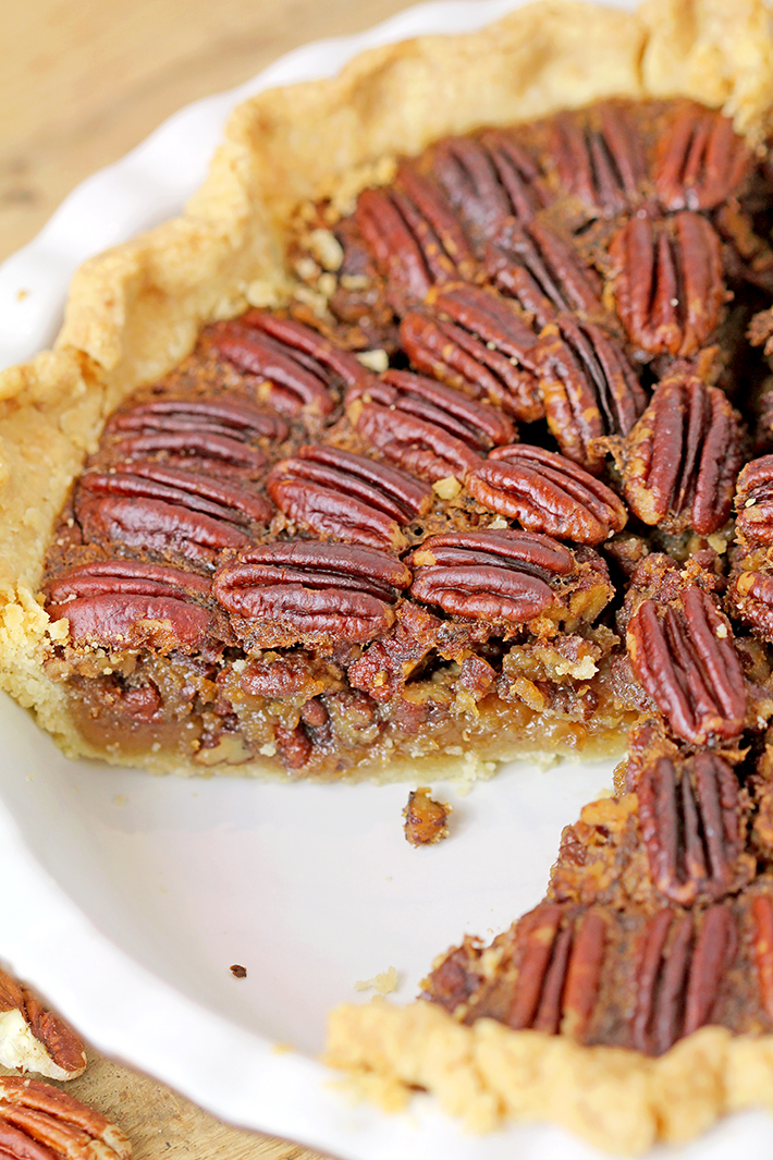 Easy Maple Honey Pecan Pie - flaky, buttery crust, gooey maple honey brown butter filling, crunchy toasted pecans mmmm this pie has to be made for Thanksgiving.