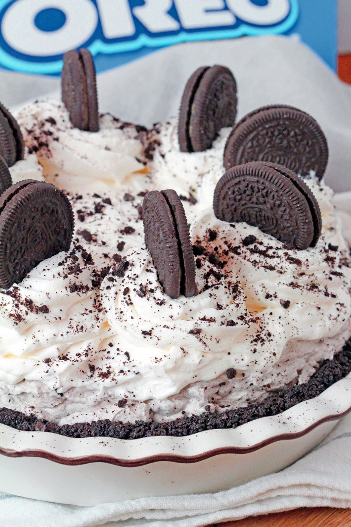 This Easy No Bake Oreo Cream Pie, made with only 7 ingredients in just 15 minutes, is perfect for the holidays and gatherings and will become your favorite dessert. It has a crunchy Oreo cookie crust, a creamy filling made with cream cheese and heavy whipping cream, filled with broken Oreos, and topped with homemade whipped topping. 